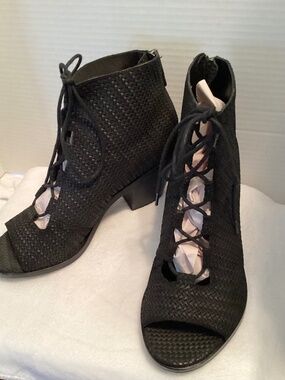EILEEN FISCHER… textured leather, lace up, open toe ankle bootie, size 8